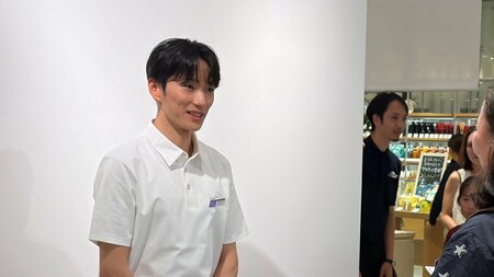 坂井瑠星騎手が大阪の阪急うめだ本店で“1日店長” 限定名刺の手渡しやチェキ撮影会でファンと交流