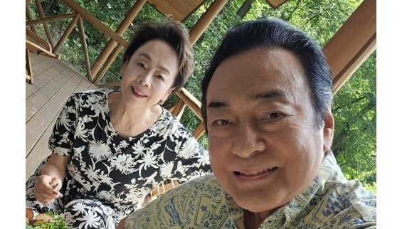 高橋英樹 別荘の広々テラスで“盛り盛り”朝食を披露！豪華メニューを優雅に堪能する夫婦ショットも公開「見事なカラフル」「食材多彩」