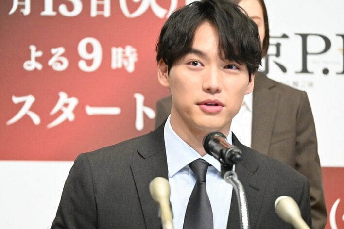 福士蒼汰の広背筋に正名僕蔵＆竹財輝之助が仰天「すごいです！盛りっと！」「めちゃめちゃマッチョ」『東京P.D. 警視庁広報２係』