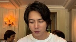 「学生役いけちゃう」山下智久 パリを満喫する白シャツ×ネクタイ姿に反響！リラックスした表情のアートみたいな爽やかショットに「写真集に出来そう」