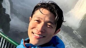 鈴木亮平 滝が“メラメラ燃える”神秘的なショットを披露！迫力ある世界遺産の滝に「神々しさと美しさに心が震える」