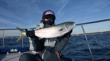 「腕がちぎれる！」工藤静香が執念のリベンジ釣りで大物ゲット！船上で歌声披露も