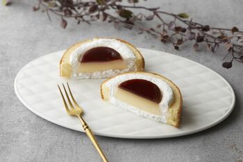 斬新！ミニストップがプリンをまるごと1個トッピングした新感覚ロールケーキを発売【定番スイーツの共演】