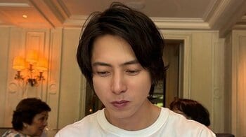 「学生役いけちゃう」山下智久 パリを満喫する白シャツ×ネクタイ姿に反響！リラックスした表情のアートみたいな爽やかショットに「写真集に出来そう」