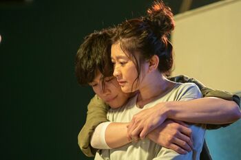 「金魚は自力じゃ逃げられない」物憂げな篠原涼子を岩田剛典がバックハグ