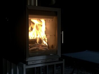 国産薪ストーブブランド「FIREGRAPHIX」が、世界初の自動供給システムを搭載したポータブルペレットストーブを発表