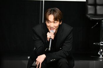 綾野剛 市原隼人のラブコールに「俺も隼人に出会えて幸せ」と満面の笑み