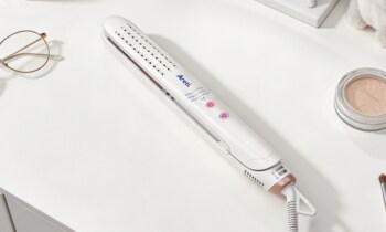 海外にヘアアイロンは持ち込みOK？電圧が異なるアメリカでも、そのまま使える海外対応『冷マジック』をご紹介！
