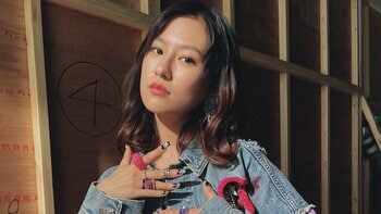 「器用すぎてびっくり」恒松祐里 デニムジャケットを大胆アレンジ！ドラマ『今際の国のアリス』で演じた役をモチーフに制作する様子に「商品化希望」と反響