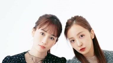 双子すぎる」前田敦子 板野友美とのおそろいミニスカコーデ披露！手を
