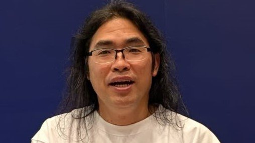 「聖徳太子？」ロッチ中岡 頭上に“小さすぎるチョウ”をあしらった斬新ヘアスタイルを公開！金ピカ背景の真顔ショットに「縁起が良さそうっ」
