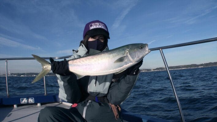 「腕がちぎれる!」工藤静香が執念のリベンジ釣りで大物ゲット!船上で歌声披露も