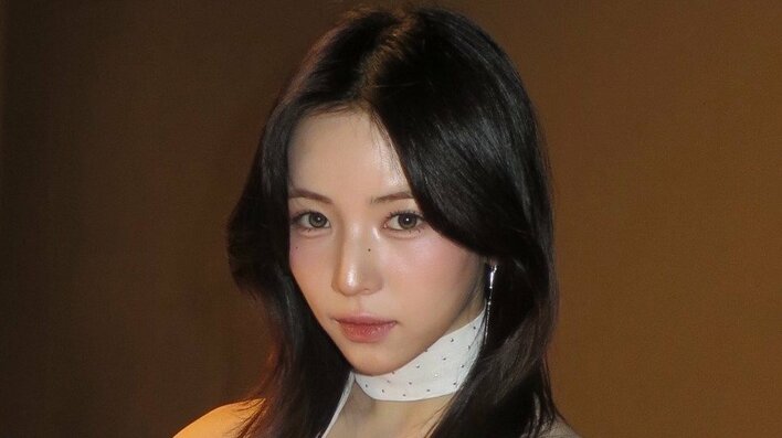 NiziU・MAYA 大胆に美背中披露で「ビジュ爆発しすぎ」とファン悶絶！“つや肌”のクールな表情でおなかチラ見せやハートポーズなど盛りだくさん