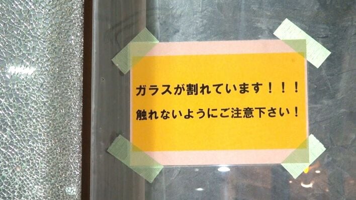 話題】つくば駅前の巨大ガラスに芸術的な“ヒビ” 割れた原因は“暑さ