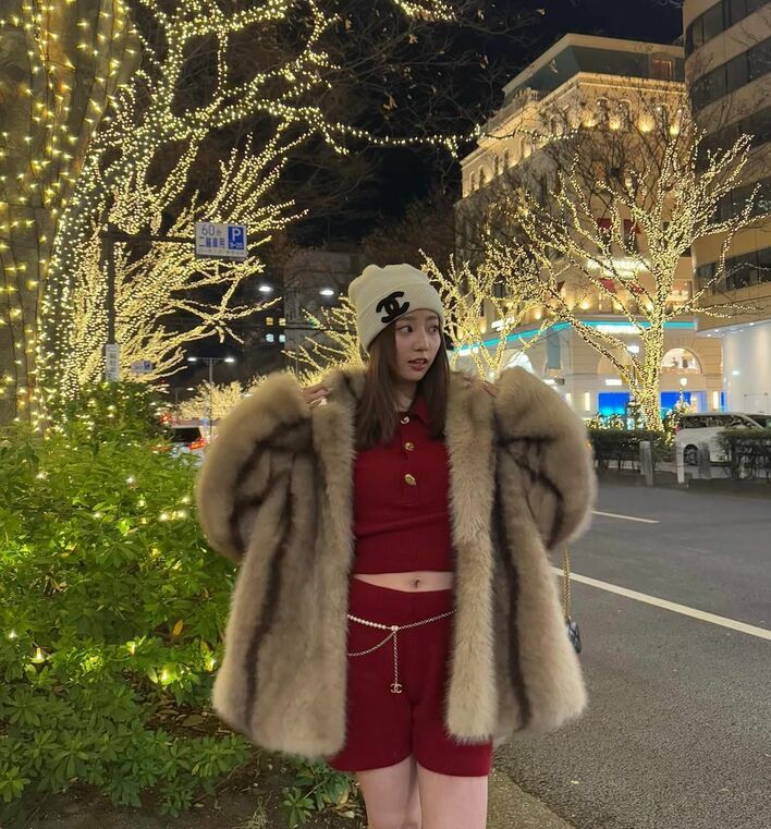中町綾 ヘソ出し美脚コーデ披露！真っ赤なニット×モフモフコートに「街