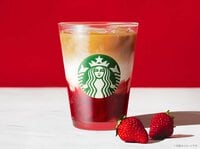 【スタバ新作】きょうから発売！ごろっと果肉が入った「ジョイフルメドレー 苺 ミルク ティー」がホリデー気分を盛り上げる♪