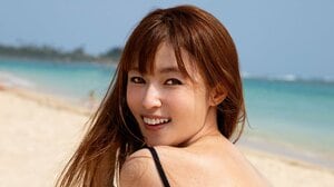 深田恭子 ビーチで“黒水着”姿解禁！ハワイで撮影の5年ぶり22作目写真集『AO』の表紙ビジュアル公開