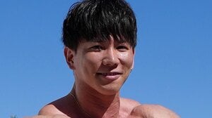 横川尚隆 ラスベガスの青空に映える肥大した異次元ボディ披露！“ミスター・オリンピア”直前に見せた筋肉美に「ほぼイシツブテ」「脚にフォッサマグナ」