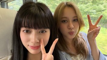 NiziU・RIMA NINAと旅行中に“揚げもち”に苦戦！？まるで“ジブリの主人公”のような姿に「カメラマンがいいな」「可愛すぎてだめ！」