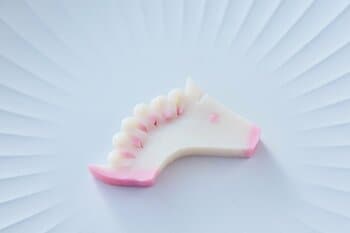 かまぼこ1切れが干支アートに。鈴廣の“かまぼこソムリエ”考案。2026年「午」飾り切りを公開