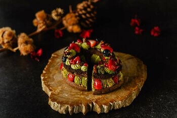 高輪ゲートウェイ駅を見おろすシュークリーム工房「MAISON CLASSIC FACTORY」、クリスマス限定で『ノエルTAKANAWAブレスト』販売