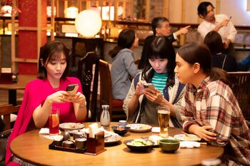 松岡茉優 白洲迅との“デート”で爆睡！？SNS「お似合い！」「どっちも変わり者」『ギークス～警察署の変人たち～』