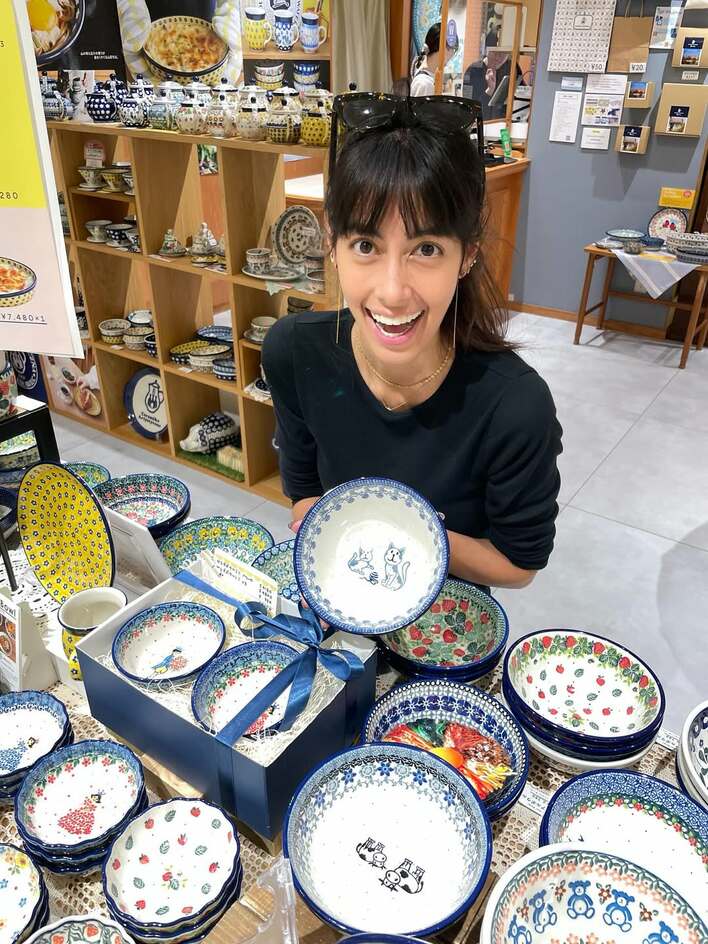【画像11枚】森泉 自宅の大きな食器棚にならぶ色鮮やかな食器を見る