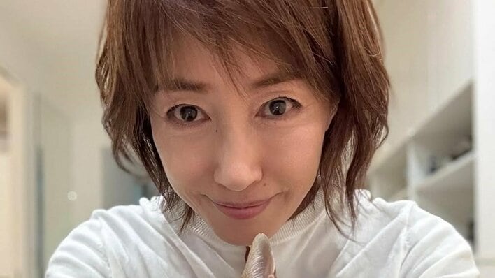 「ねこちゃんとそっくり！」高島礼子 自宅で愛猫とのまったりショットを公開！リラックスした表情の猫に顔を寄せる仲良しな姿に「待受画面にピッタリ」