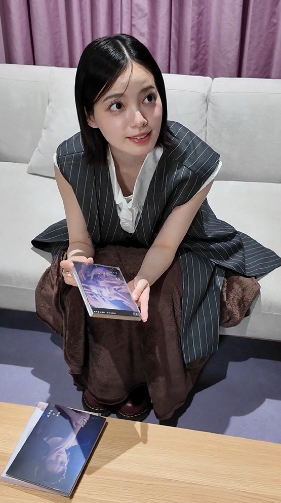 平手友梨奈 近影を公開！カメラを前に終始笑顔を絶やさない様子に