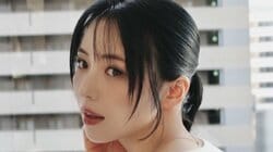 NiziU・MAYA お腹見せ＆毛布くるまりショットに「全部写真集にして」と絶賛の嵐！まるでアートなオシャレな世界観に「天才的」「芸術、、、美しい」