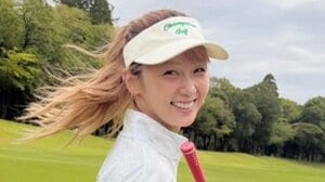 Dream Ami 美脚際立つミニスカゴルフウェア姿披露！美しいフォームで真剣に構えたショットに「なんか新鮮♡」「プロみたい」