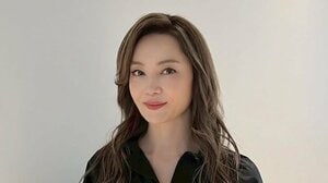 「電車に乗るんですか！？」観月ありさ “お忍びスタイル”の電車移動ショットを披露！すらっとしたオーラ溢れる立ち姿に反響「画が煌びやか」