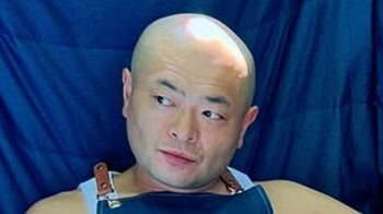 「令和の子泣きじじい」あばれる君 タンクトップ×エプロン…“美脚すぎる”森カフェショットが話題！謎の色気漂う姿に「妖精だなあ」