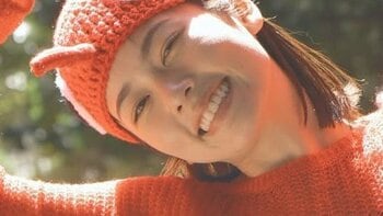 「編み物の天才！」小芝風花 の“ピクミン帽”が大反響！赤コーデでなりきる姿に「世界で1番似合う」「ピクミン実写化？」