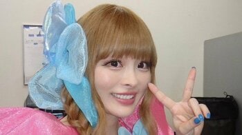 きゃりーぱみゅぱみゅ 0歳ベビーへのキスショットを公開！復帰ライブ後のポップな新衣装で我が子を抱く姿に「素敵な一枚」