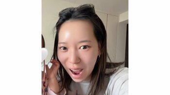 タナカガ 夫婦で1歳娘にチューする姿を公開！バイキンマンのおもちゃで遊ぶ様子や親子で同じ表情を浮かべる様子も