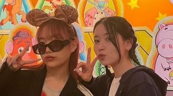 ME:IのMOMONA＆KEIKO 家族ぐるみでディズニー満喫！仲良し2ショットに歓喜するファン続出