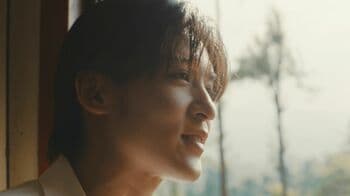 目黒蓮がスリランカの“紅茶鉄道”へ！「すごく素敵な経験」列車1台を使用＆壮大な景色の旅をおだやかな笑顔で堪能