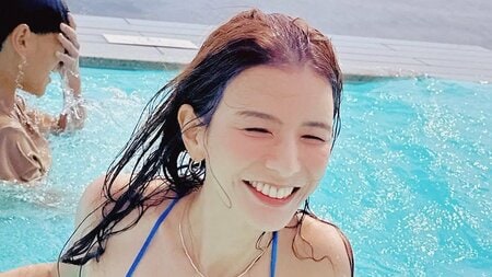 スザンヌ 世界遺産の島で12歳長男との“ぜいたく旅”ショット公開！広大な自然感じる絶景プールを楽しむ親子の姿に「急に身長が伸びてビックリ！」