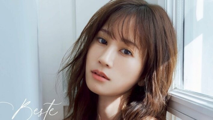 “過去最大露出”写真集話題の前田敦子 息子考案の撮影写真を公開！“キラキラ笑顔”引き出したショットに「美的センスがすごい」「ウエスト細すぎ！」