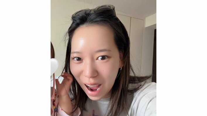 タナカガ 夫婦で1歳娘にチューする姿を公開！バイキンマンのおもちゃで遊ぶ様子や親子で同じ表情を浮かべる様子も