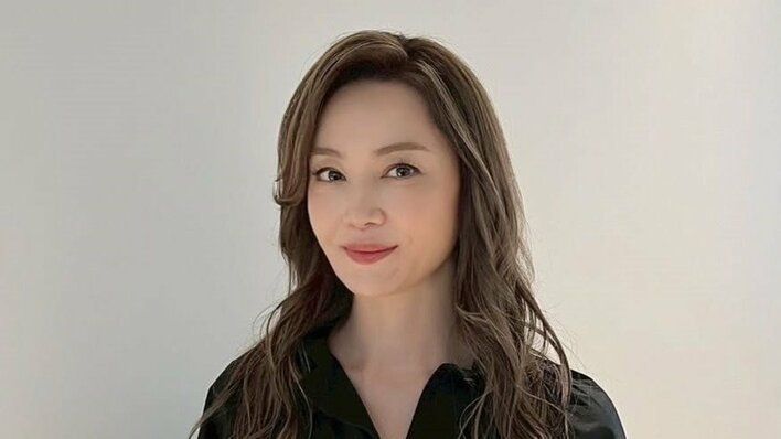 「電車に乗るんですか！？」観月ありさ “お忍びスタイル”の電車移動ショットを披露！すらっとしたオーラ溢れる立ち姿に反響「画が煌びやか」