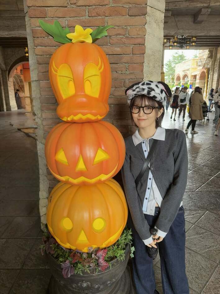 おへそがチラッ」山本彩 ディズニーハロウィン満喫ショット！ふわふわ