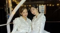 板野友美 前田敦子とミニスカ衣装でステージ下のショット披露！「あつとも最強」手をつないで並んだAKB48 20周年公演の裏側にファン歓喜