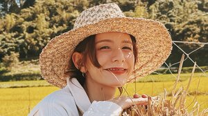 スザンヌ 広大な田んぼでの稲刈りショット公開！地元・熊本で実った稲を丁寧に手刈りする姿に反響「食べてみたい」「美味しそう」
