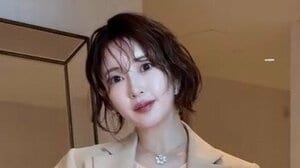 第3子妊娠中・舟山久美子 大きなおなかを優しく抱えた姿を公開！「プラス12キロ誤魔化せてる？」“着痩せ”マタニティコーデにも注目