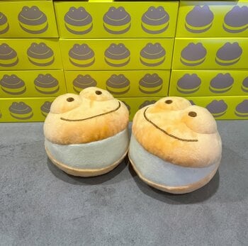 青柳総本家、人気の「ケロトッツォのぬいぐるみ」を再販-新宿高島屋の催事「和菓子魂！ Wagashi Spirit」にて10月1日より販売