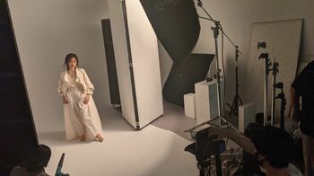 佐久間みなみアナ 慣れない撮影に照れ？「ナナナナ～♪」ジョイマンを口ずさむ【女性アナカレンダー2022】