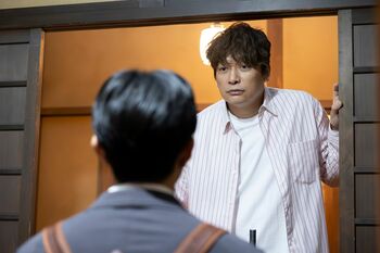 一平（香取慎吾）が結婚式を夢見る同性カップルを応援＆取材！その裏には地元権力者に取り入る思惑が…＜『日本一の最低男』第2話完全版＞