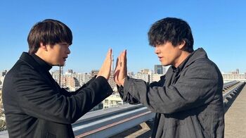 桐谷健太＆瀬戸康史が“ハイタッチ”！？ほっこりショットにSNS「かわいい世界」『院内警察』